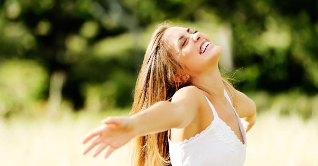 donna che libera il suo potenziale nella natura